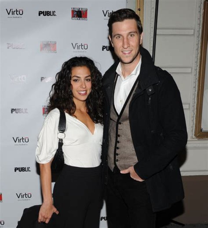 Despite set back with divorce to ex-wife,actor Pablo Schreiber still going strong with profession and married to it. Blessed with beautiful Children.