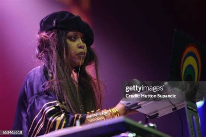 Hire Lo Down Loretta Brown for a Corporate Event or Performance Booking.